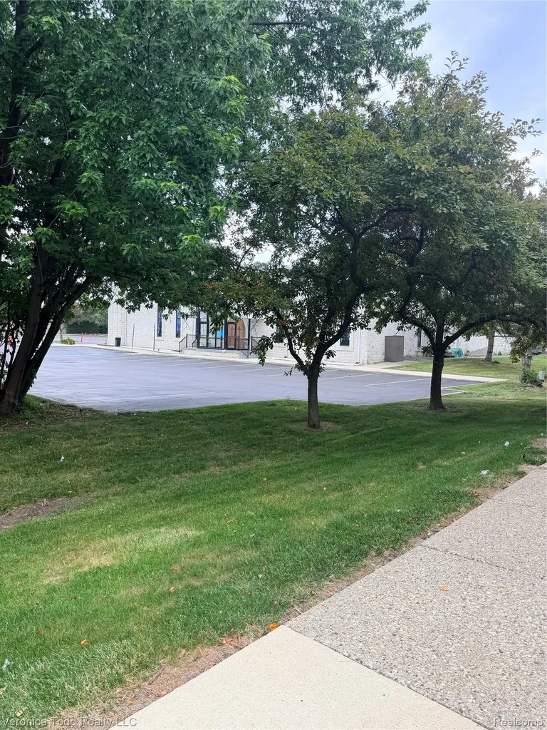2994 Roundtree Drive Troy City MI 48083