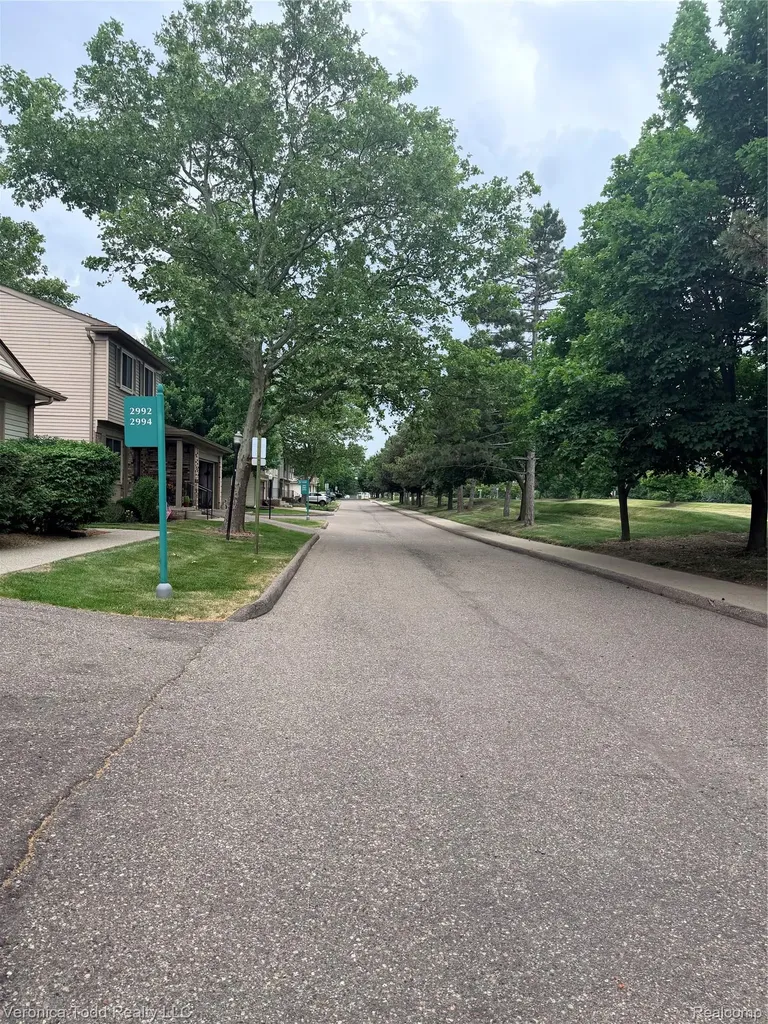 2994 Roundtree Drive Troy City MI 48083