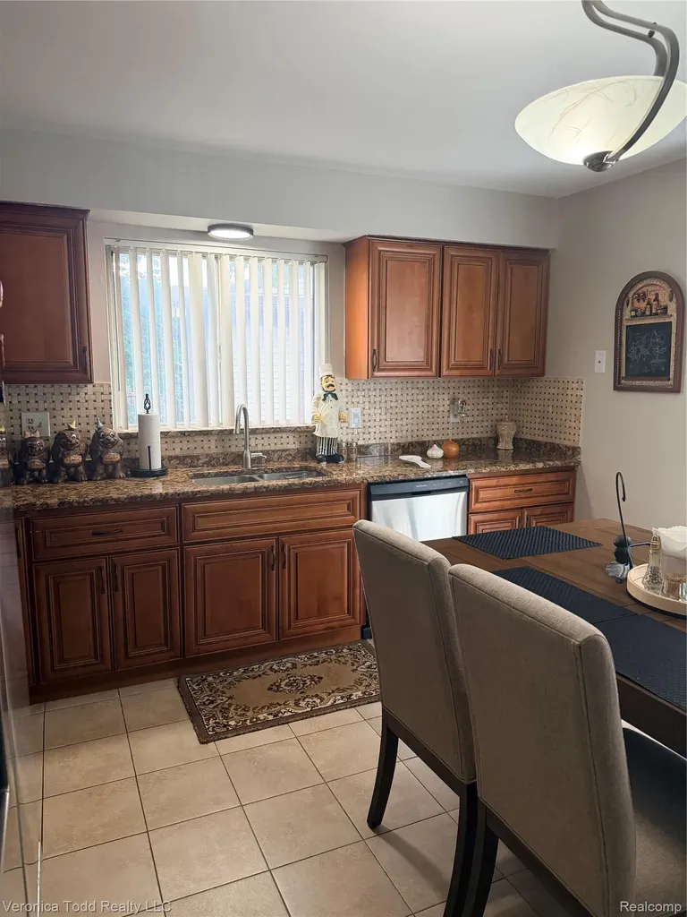 2994 Roundtree Drive Troy City MI 48083