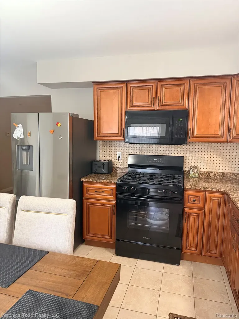 2994 Roundtree Drive Troy City MI 48083