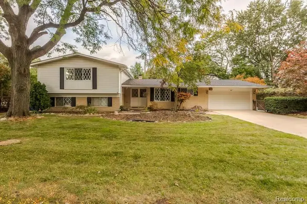 11261 Alger Street Warren City MI 48093