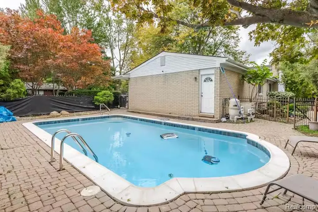 11261 Alger Street Warren City MI 48093