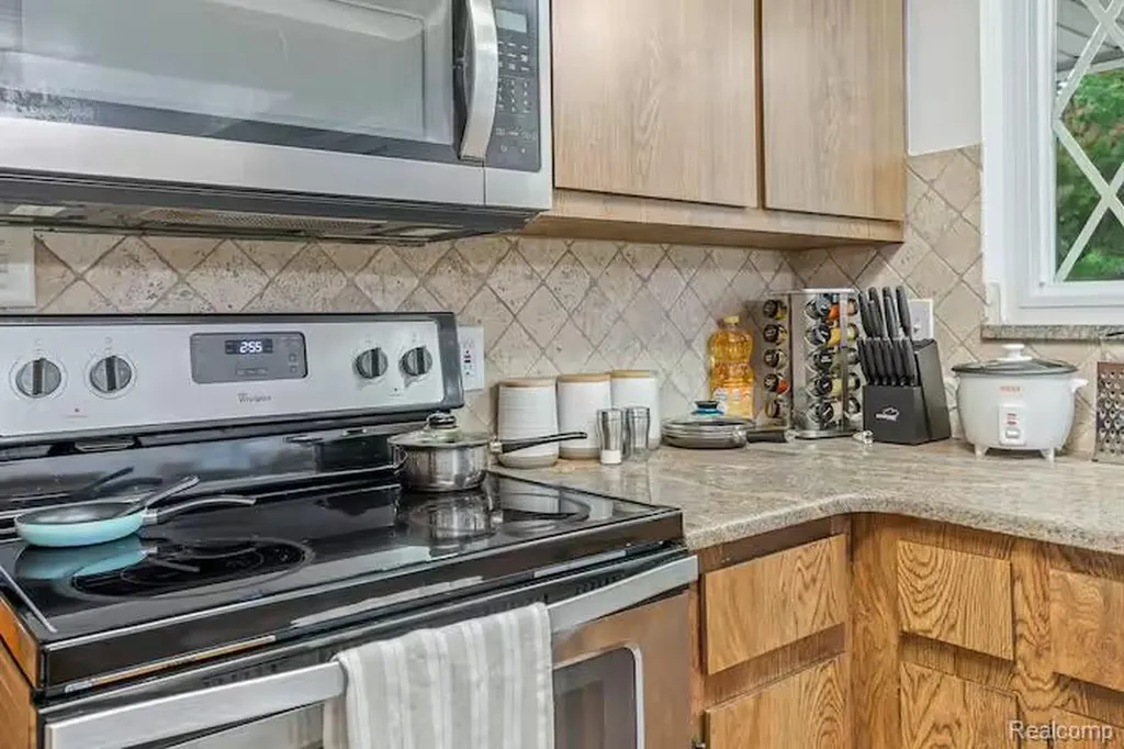 11261 Alger Street Warren City MI 48093