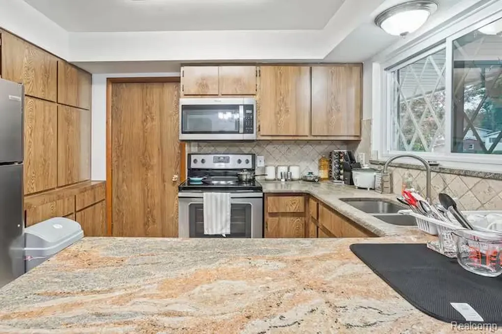 11261 Alger Street Warren City MI 48093