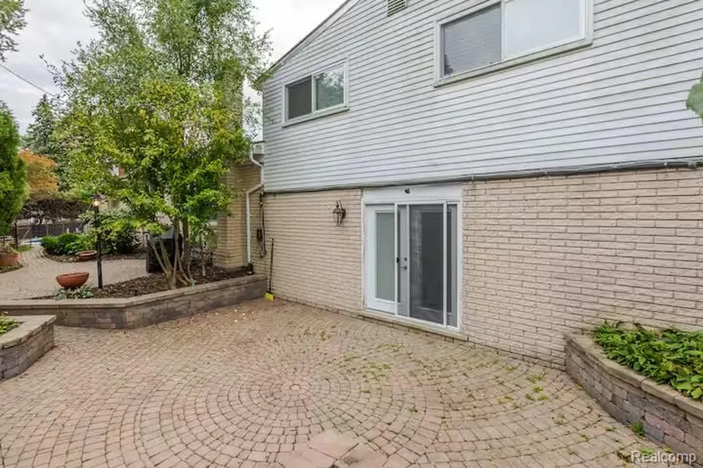 11261 Alger Street Warren City MI 48093