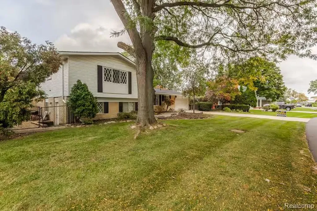 11261 Alger Street Warren City MI 48093