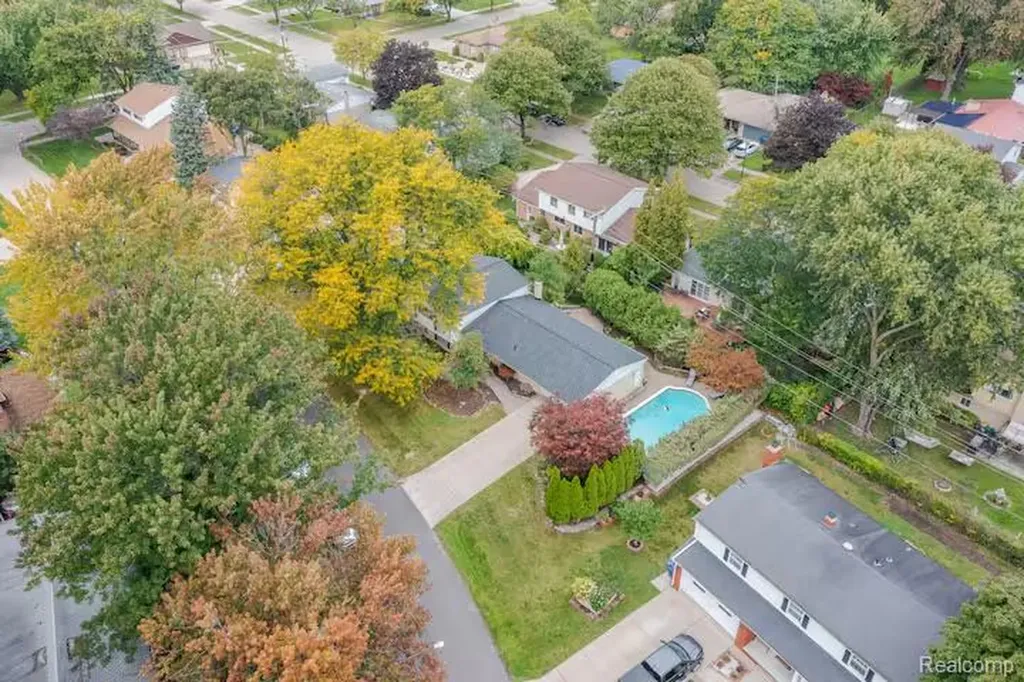 11261 Alger Street Warren City MI 48093