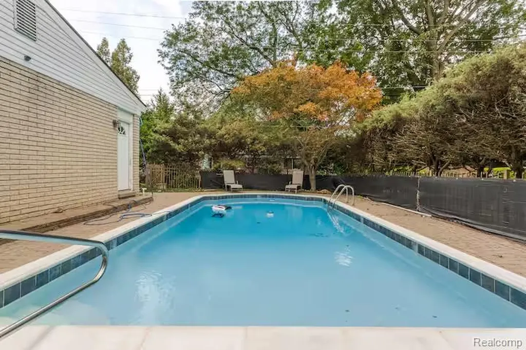 11261 Alger Street Warren City MI 48093