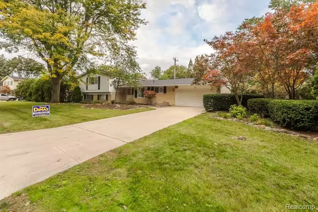 11261 Alger Street Warren City MI 48093