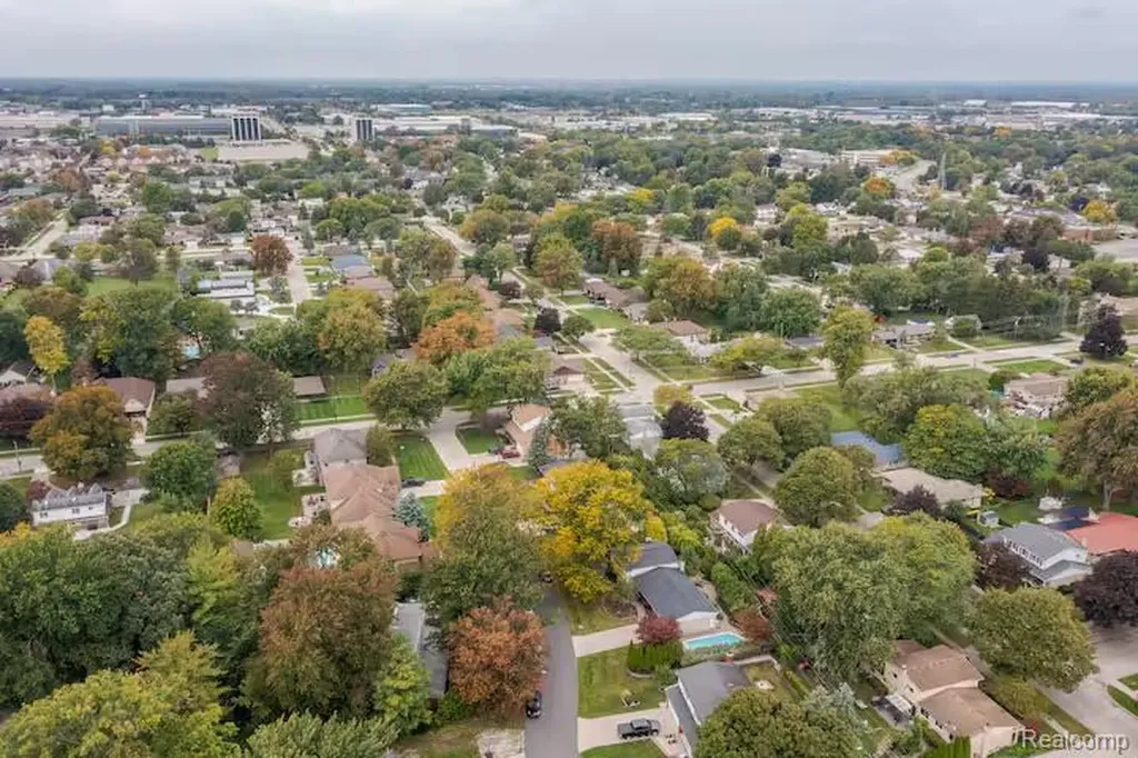 11261 Alger Street Warren City MI 48093