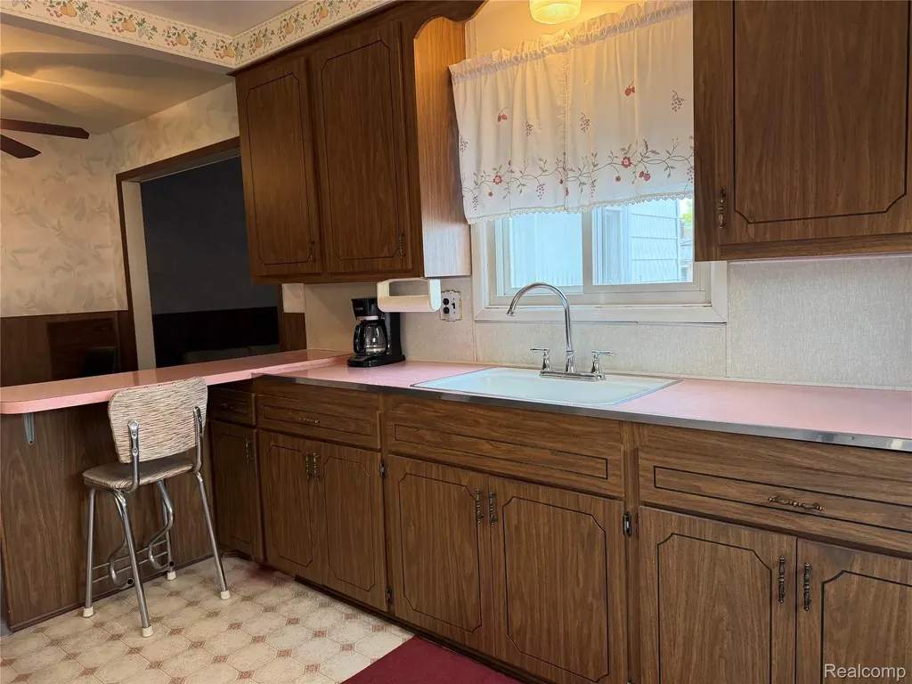 32466 Avondale Street Westland City MI 48186