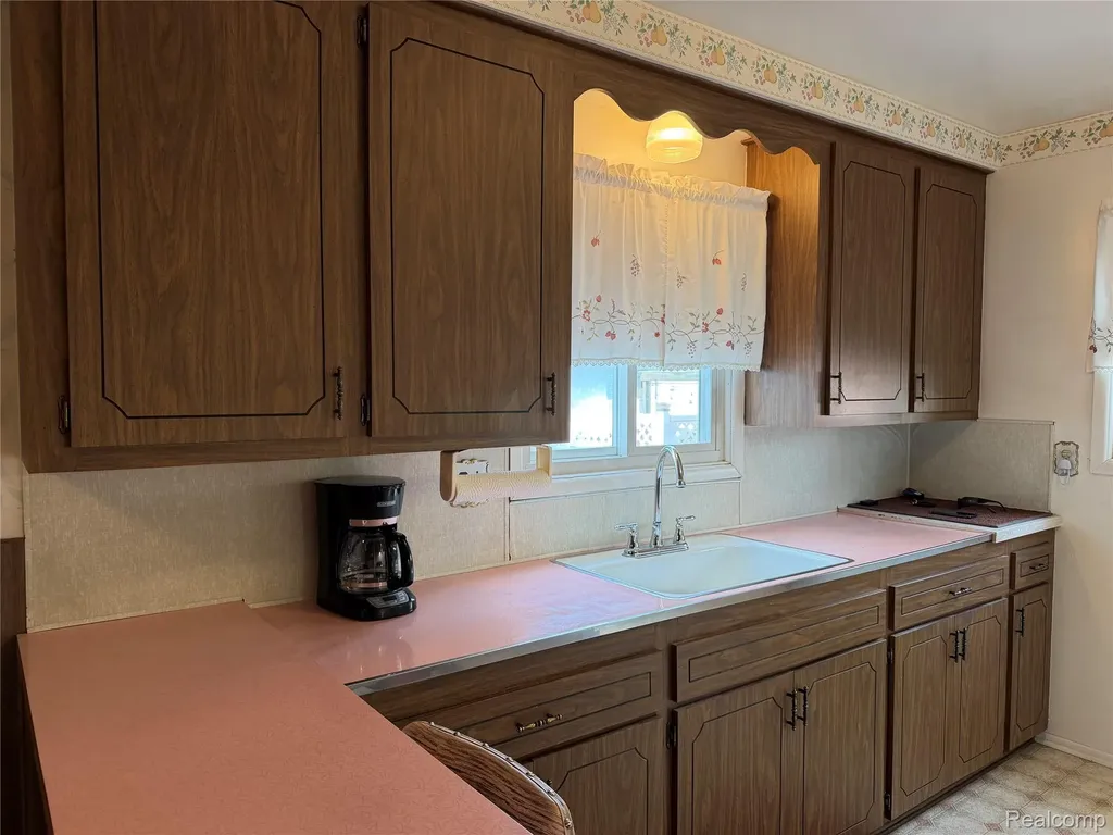 32466 Avondale Street Westland City MI 48186