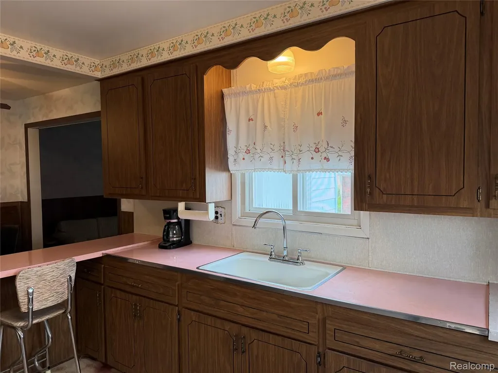 32466 Avondale Street Westland City MI 48186