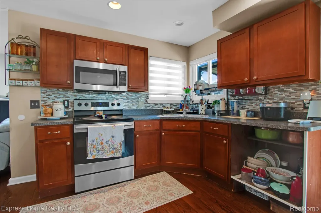 25244 Independence Trail Warren City MI 48089