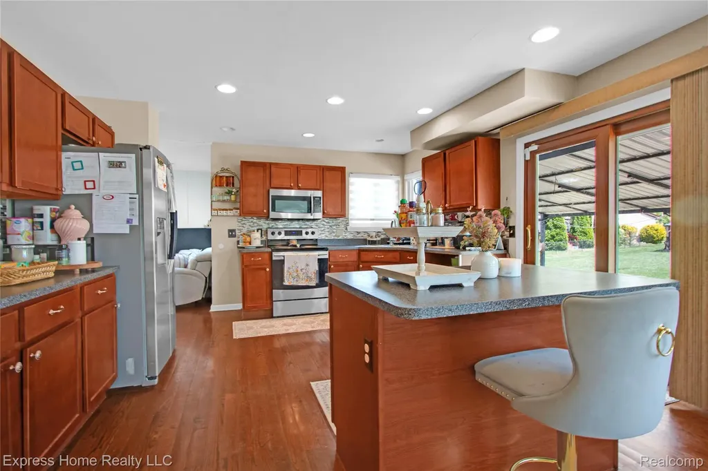 25244 Independence Trail Warren City MI 48089