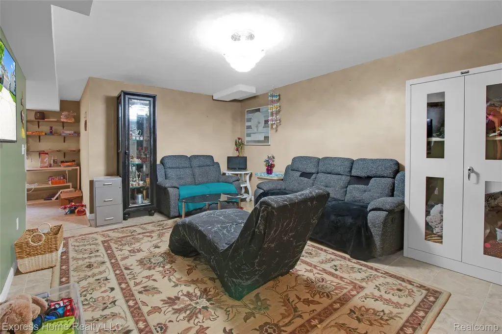 25244 Independence Trail Warren City MI 48089