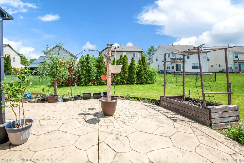 25244 Independence Trail Warren City MI 48089