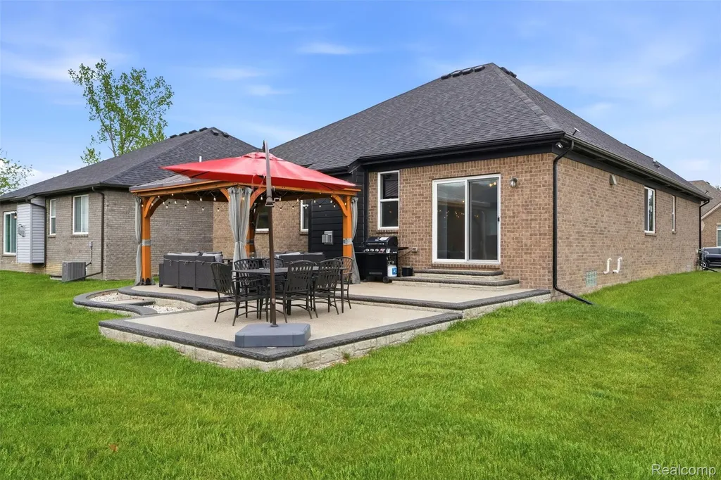 15365 Eton Pointe Drive Clinton Charter Township MI 48035