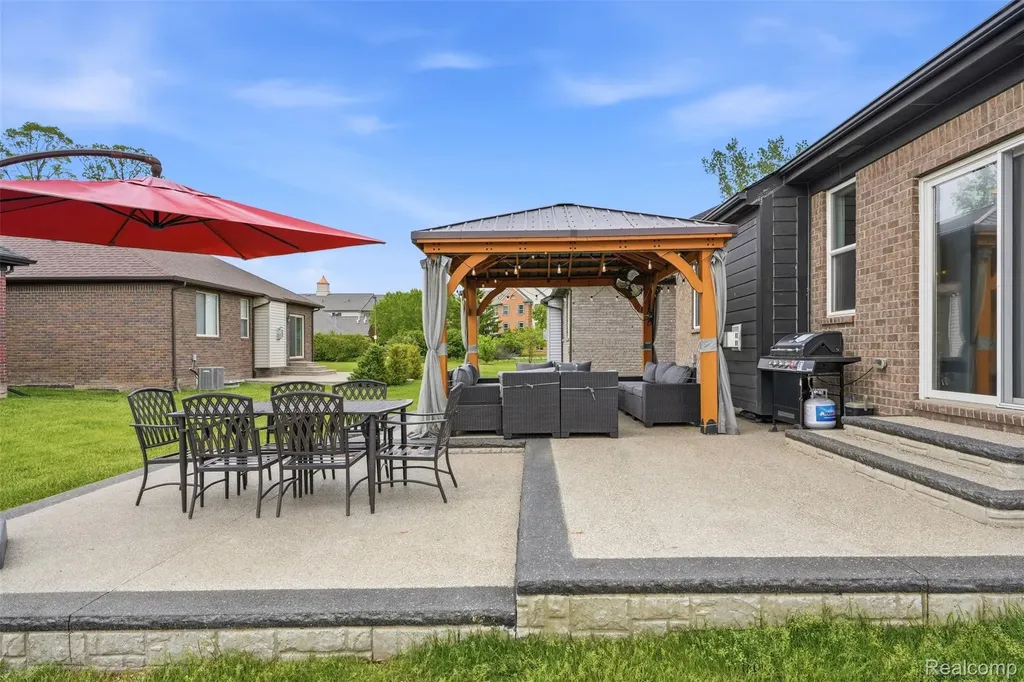 15365 Eton Pointe Drive Clinton Charter Township MI 48035