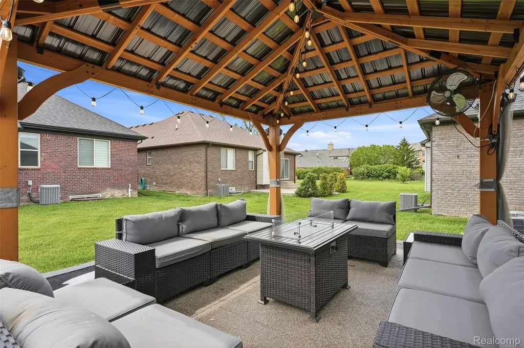 15365 Eton Pointe Drive Clinton Charter Township MI 48035