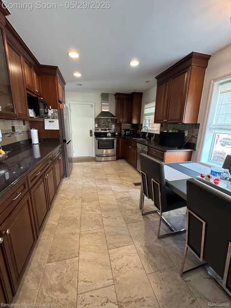 18769 Walmer Lane Beverly Hills Village MI 48025