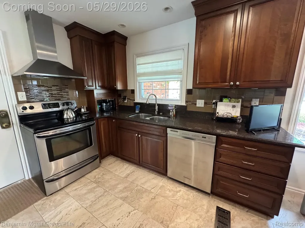 18769 Walmer Lane Beverly Hills Village MI 48025