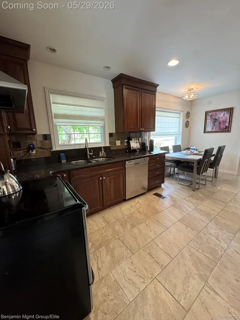 18769 Walmer Lane Beverly Hills Village MI 48025