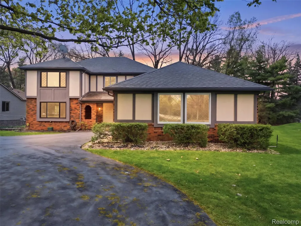 5800 Naneva Court West Bloomfield Charter Township MI 48322