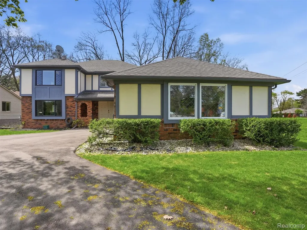 5800 Naneva Court West Bloomfield Charter Township MI 48322