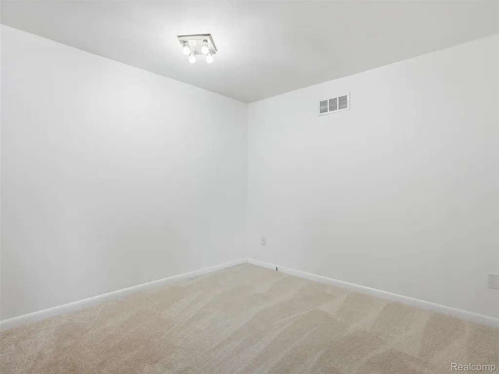 5800 Naneva Court West Bloomfield Charter Township MI 48322