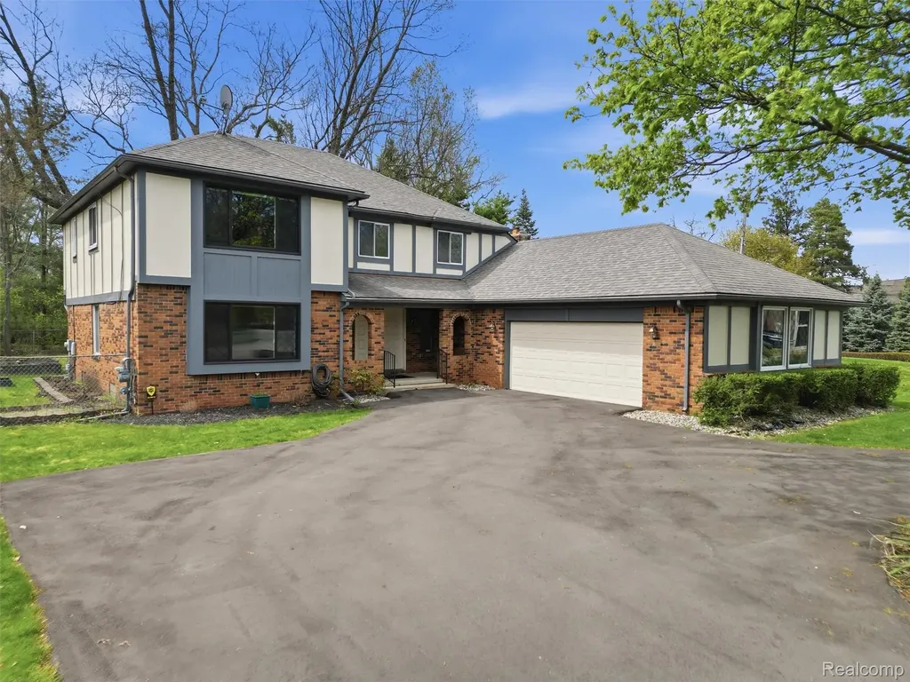 5800 Naneva Court West Bloomfield Charter Township MI 48322