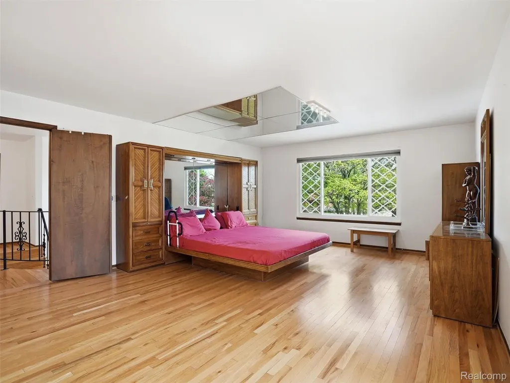 5800 Naneva Court West Bloomfield Charter Township MI 48322