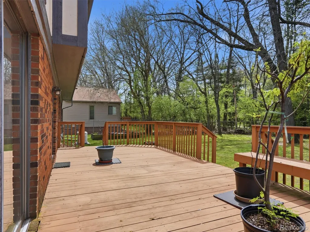 5800 Naneva Court West Bloomfield Charter Township MI 48322