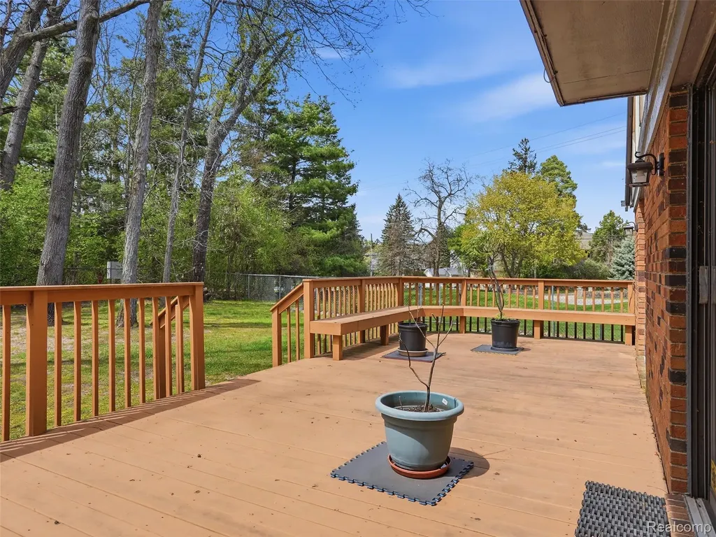 5800 Naneva Court West Bloomfield Charter Township MI 48322