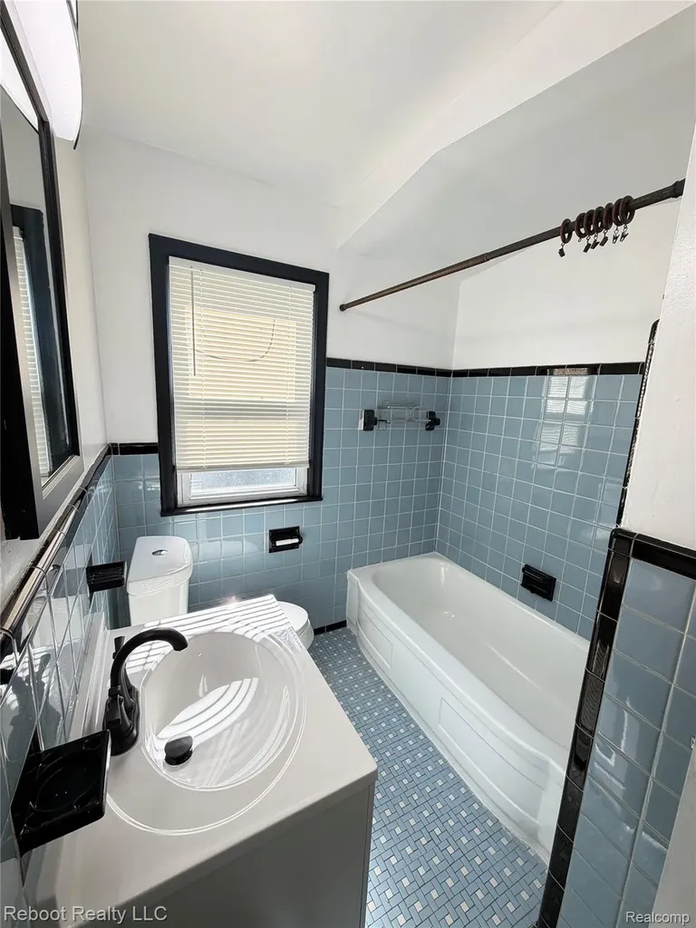 17811 Lincoln Drive Roseville City MI 48066