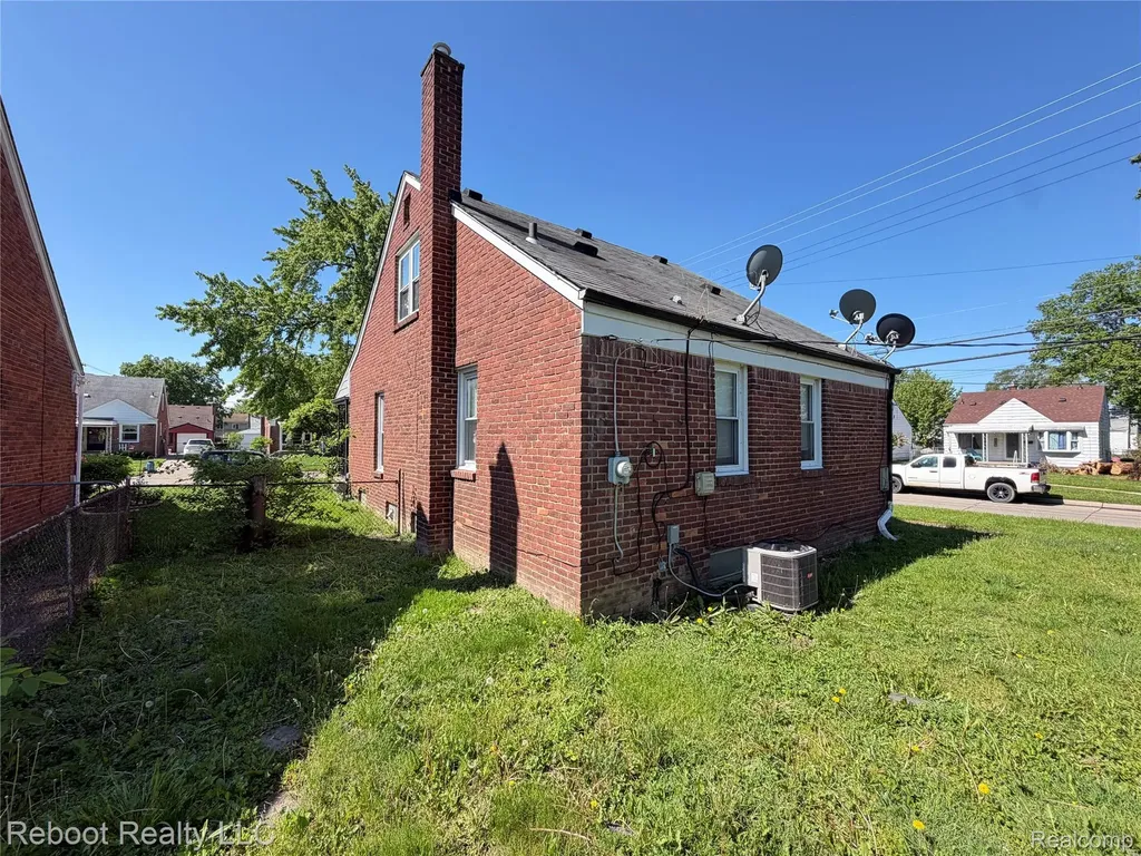 17811 Lincoln Drive Roseville City MI 48066