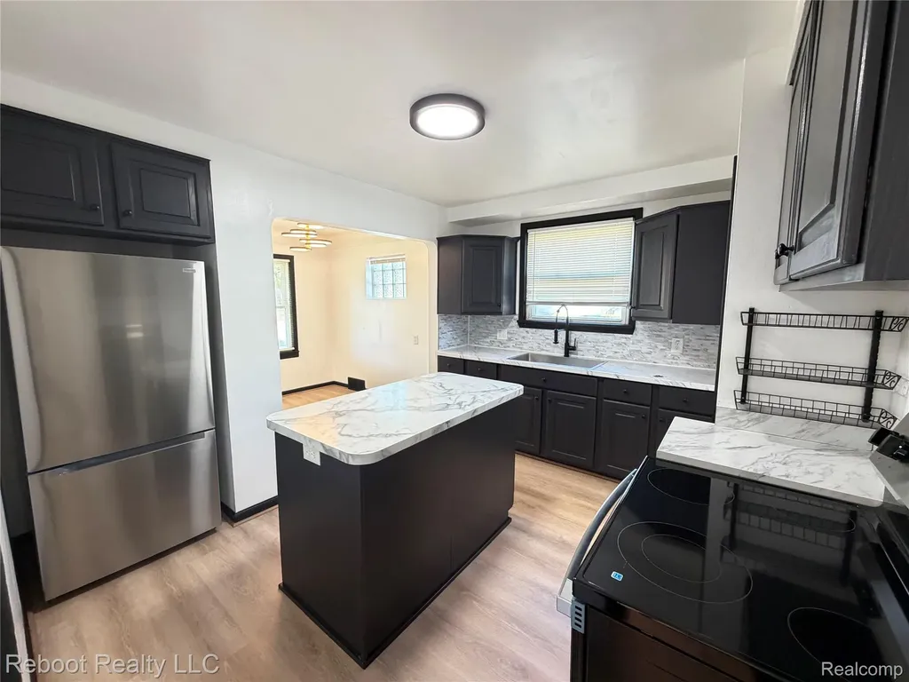 17811 Lincoln Drive Roseville City MI 48066