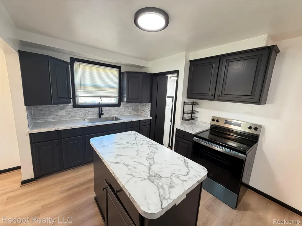 17811 Lincoln Drive Roseville City MI 48066