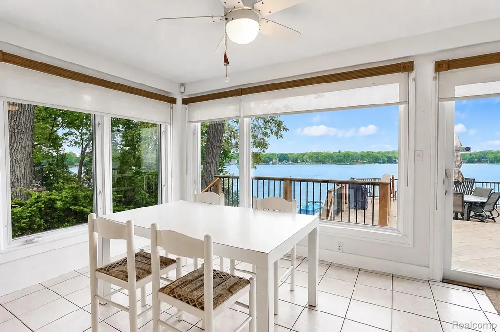 3961 Lakewood Drive Waterford Charter Township MI 48329
