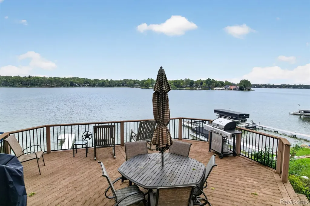 3961 Lakewood Drive Waterford Charter Township MI 48329