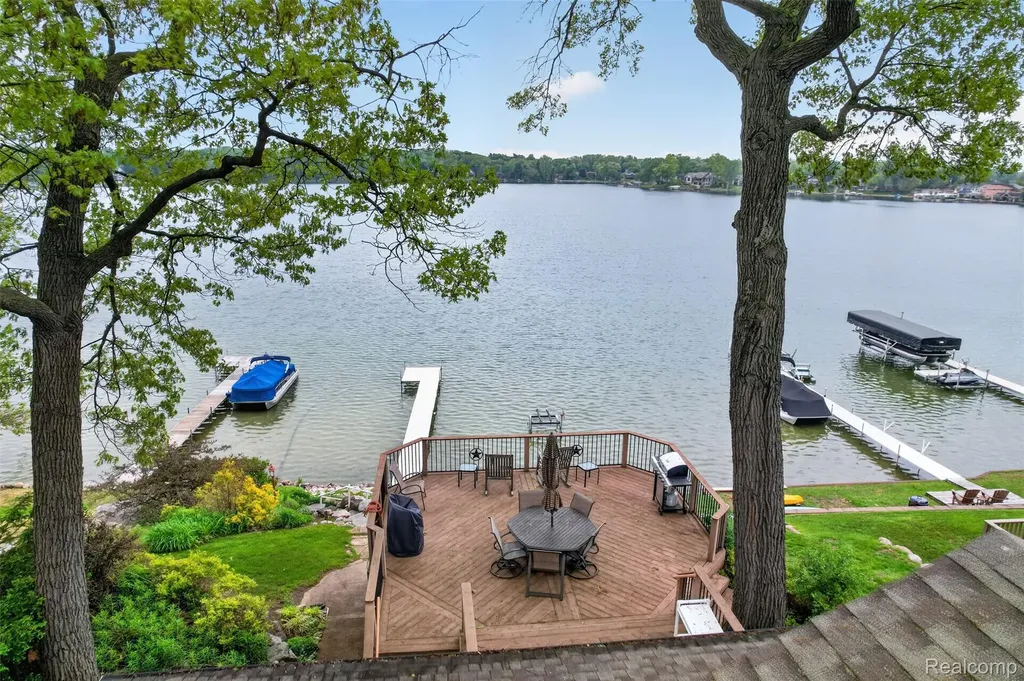 3961 Lakewood Drive Waterford Charter Township MI 48329