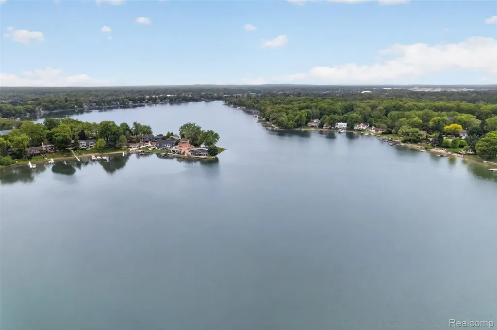 3961 Lakewood Drive Waterford Charter Township MI 48329