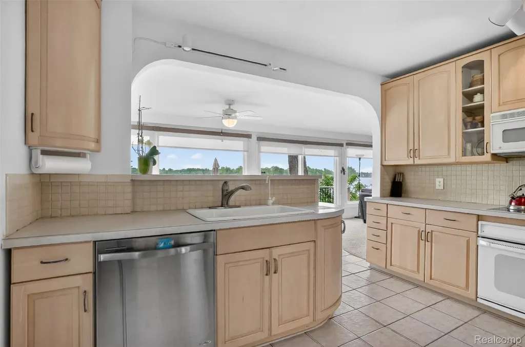 3961 Lakewood Drive Waterford Charter Township MI 48329