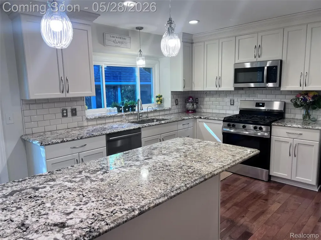 6182 Ledwin Drive Troy City MI 48098
