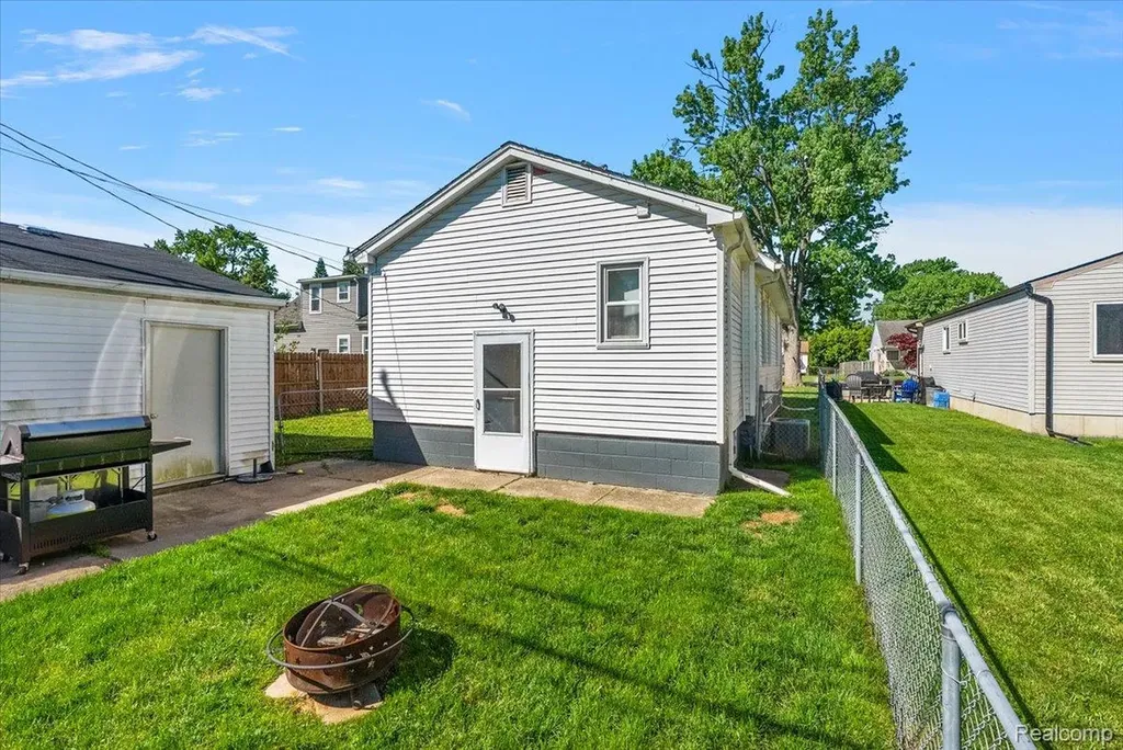 28828 Galloway Street Roseville City MI 48066