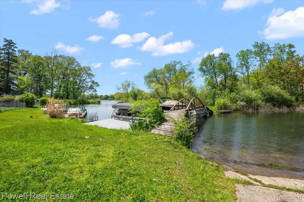 6837 Hatchery Road Waterford Charter Township MI 48327