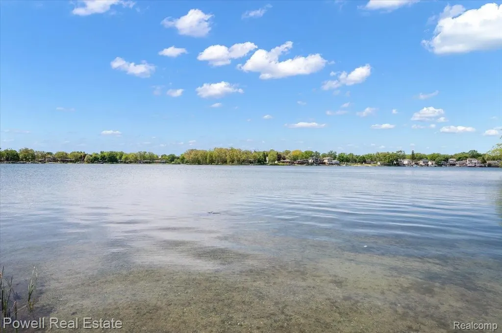 6837 Hatchery Road Waterford Charter Township MI 48327