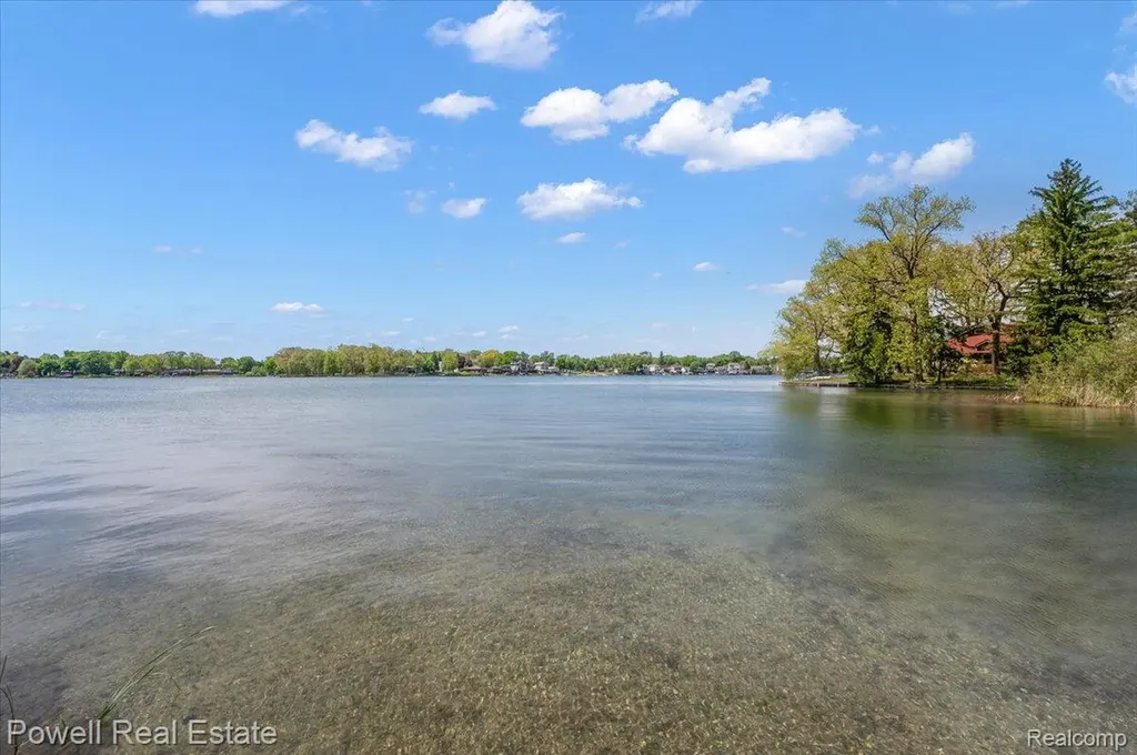 6837 Hatchery Road Waterford Charter Township MI 48327