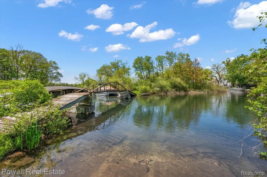 6837 Hatchery Road Waterford Charter Township MI 48327