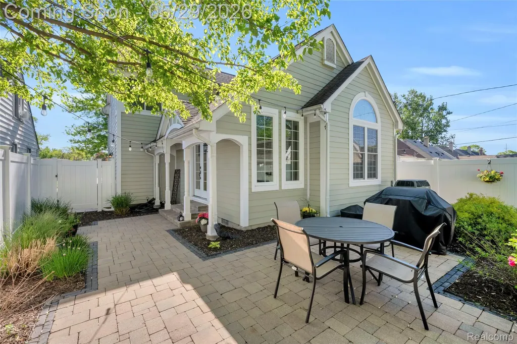 3825 Elmhurst Avenue Royal Oak City MI 48073